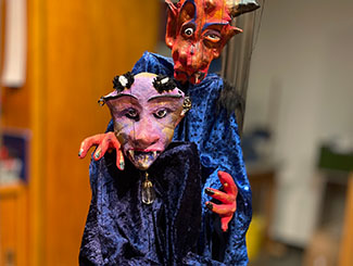 Have a look:  puppets on a string – Geheimnisse von Puppen und Figuren (405)